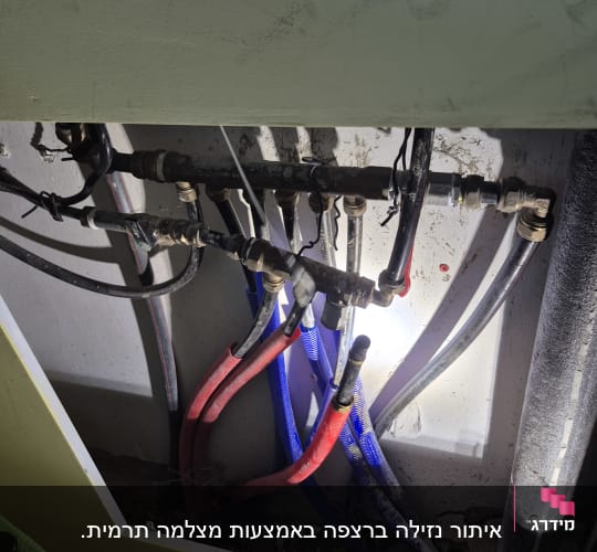 צינורות מים וצנרת מתחת לקיר